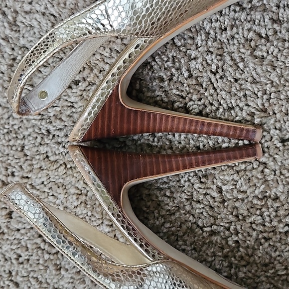 Gold Michael Kors heels! - Picture 4 of 8